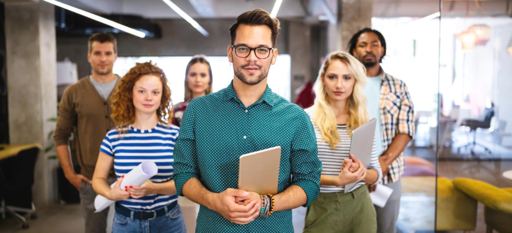 Menschen in einer ruhigen Lernumgebung, die sich auf bewusstes Zuhören konzentrieren